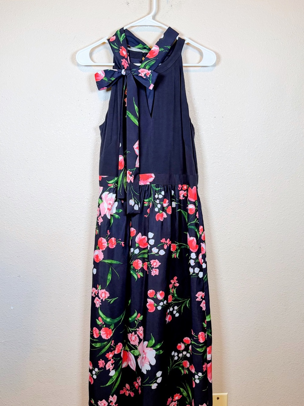 Vince Camuto Navy Halter Maxi Dress w/Floral-Pinks & Whites. Neck Bow. Size 10
